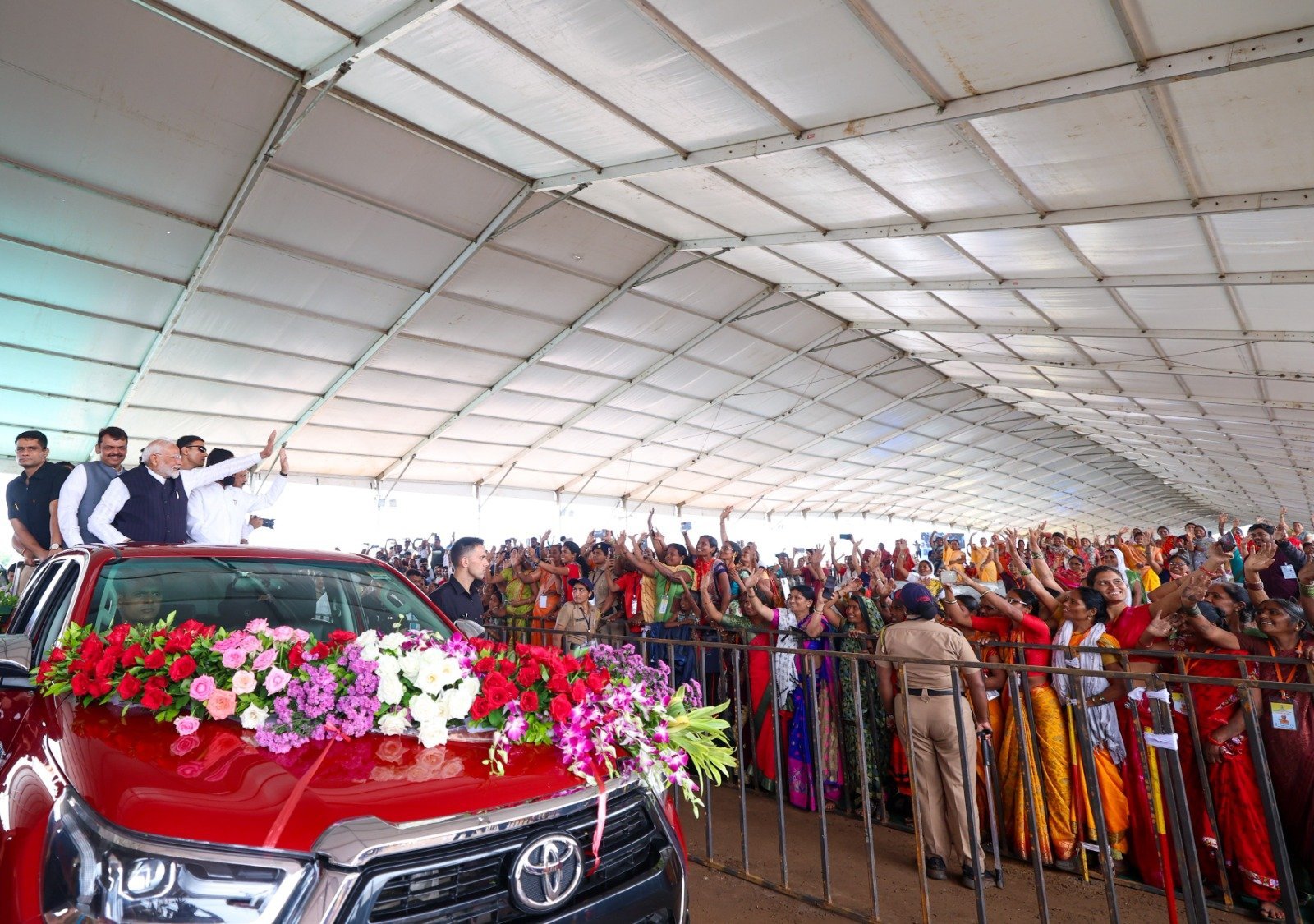 जलगांव में लखपति दीदी सम्मेलन को सम्बोधित करते हुए प्रधानमंत्री नरेन्द्र मोदी