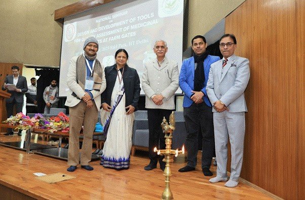 विशेषज्ञों ने भारत की औषधीय पौधों की आपूर्ति श्रृंखला को सुदृढ़ करने के लिए एआई-सक्षम फार्म-गेट गुणवत्ता और ट्रेसबिलिटी की आवश्यकता पर जोर दिया विशेषज्ञों ने भारत की औषधीय पौधों की आपूर्ति श्रृंखला को सुदृढ़ करने के लिए एआई-सक्षम फार्म-गेट गुणवत्ता और ट्रेसबिलिटी की आवश्यकता पर जोर दिया