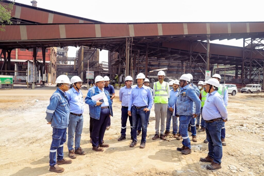 जिंदल स्टील के चेयरमैन नवीन जिंदल ने अंगुल संयंत्र के दौरे के दौरान चल रहे परिचालन की समीक्षा की