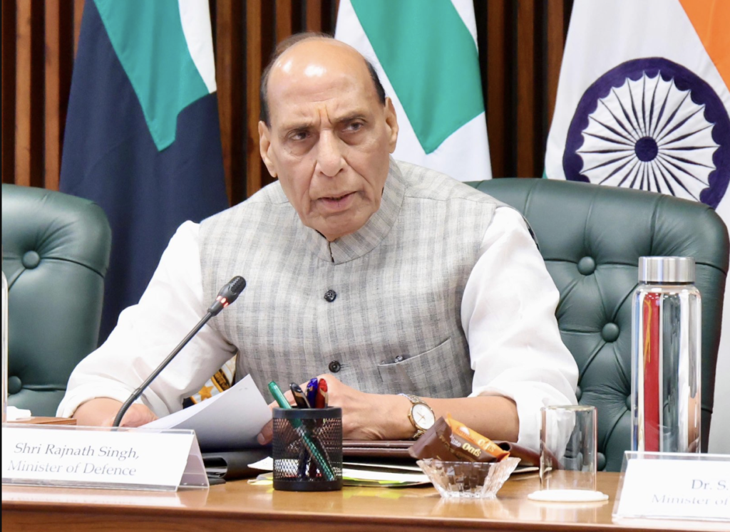 भारत को तनाव में कमी तथा संभावित पुनः वृद्धि—दोनों परिस्थितियों के लिए तैयार रहना चाहिए: रक्षा मंत्री राजनाथ सिंह