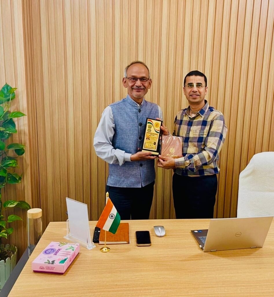 नारी शक्ति के सम्मान में गूंजे ओजस्वी स्वर, कवि भगवत प्रसाद शर्मा हुए सम्मानित