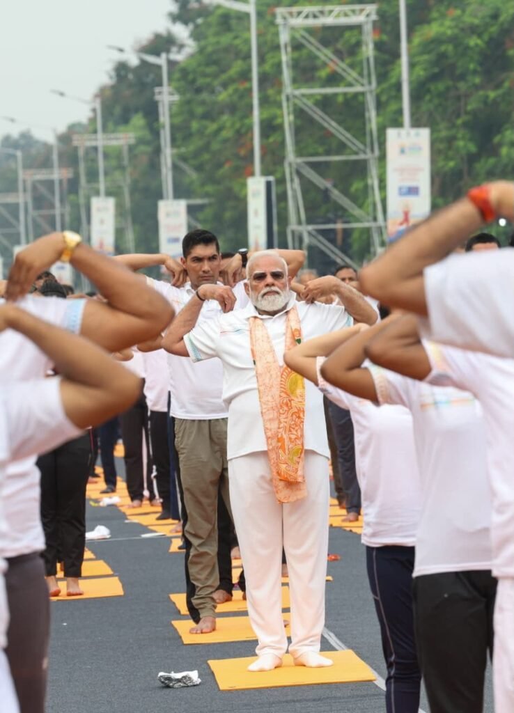 प्रधानमंत्री नरेन्द्र मोदी ने कोलकाता के रेड रोड पर 12वें अंतरराष्ट्रीय योग दिवस समारोह में भाग लिया