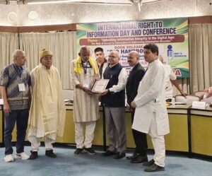 अंतरराष्ट्रीय उच्च शिक्षा उत्कृष्टता पुरस्कार प्राप्त करते कुलपति प्रो. टंकेशवर कुमार