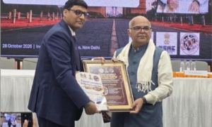 नेशनल वेल-बीइंग लीडरशिप अवार्ड ग्रहण करते कुलपति प्रो. टंकेशवर कुमार