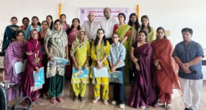 कार्यशाला में कुलपति प्रो. टंकेशवर कुमार के साथ प्रतिभागी महिलाएं एवं शिक्षक