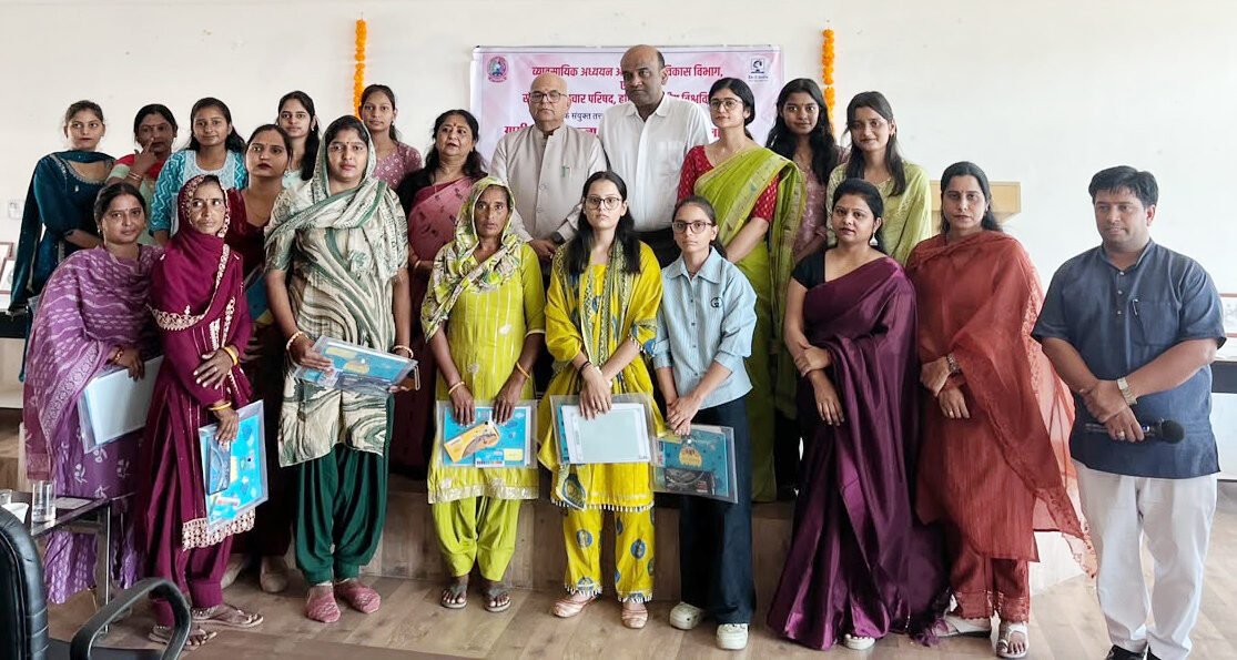 कार्यशाला में कुलपति प्रो. टंकेशवर कुमार के साथ प्रतिभागी महिलाएं एवं शिक्षक